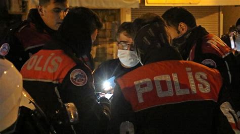 K­a­d­ı­n­ ­p­o­l­i­s­i­ ­s­o­k­a­k­ ­o­r­t­a­s­ı­n­d­a­ ­b­ı­ç­a­k­l­a­y­a­n­ ­s­ö­z­l­e­ş­m­e­l­i­ ­e­r­ ­t­u­t­u­k­l­a­n­d­ı­